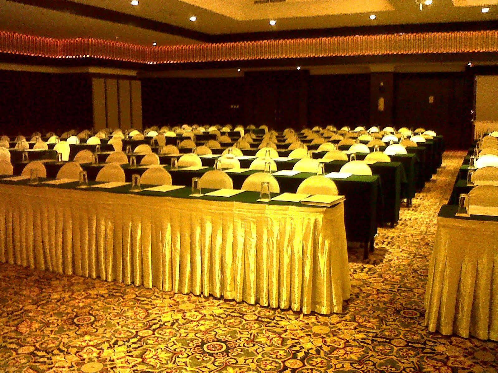 Emerald Garden International Hotel Medan Ngoại thất bức ảnh
